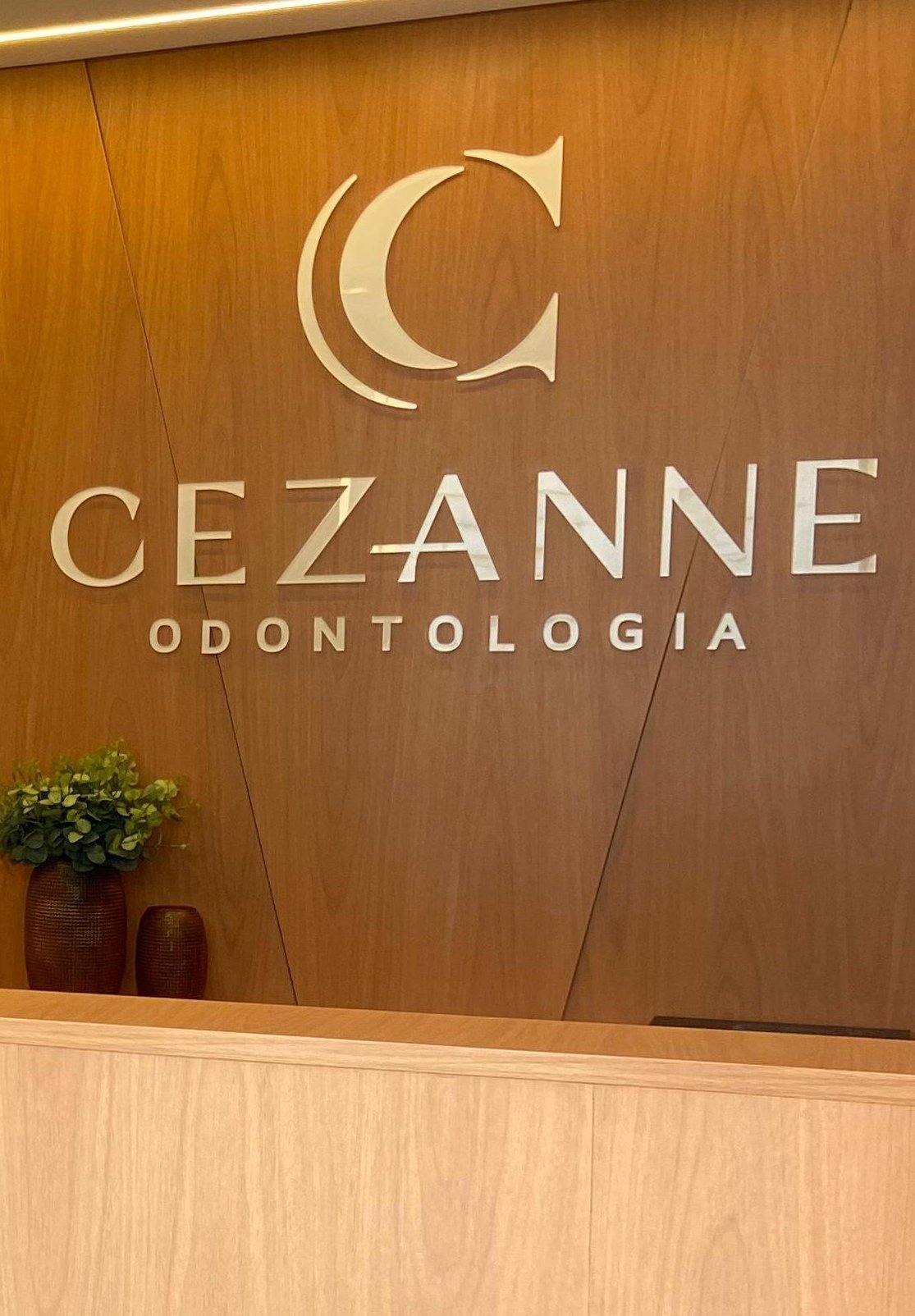 Logo Cezanne Odontologia na recepção